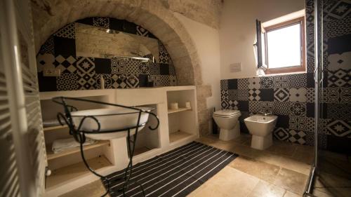 une salle de bain avec un lavabo et des toilettes dans l'établissement B&B Trulli Mansio, à Alberobello