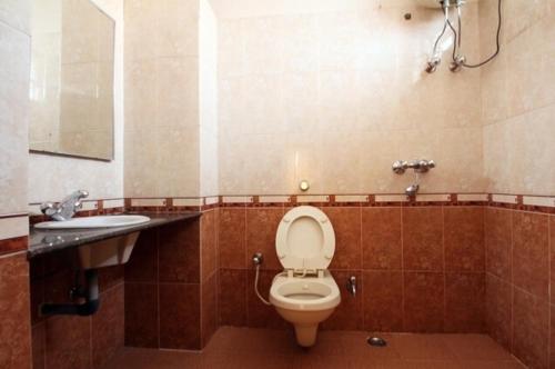 a bathroom with a toilet and a sink at Hotel King in Haridwār