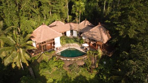 eine Luftansicht eines Hauses im Dschungel in der Unterkunft Villa Melati in Ubud