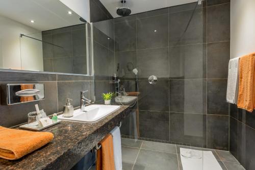 a bathroom with a sink and a shower at Landhotel Bartmann in Sendenhorst