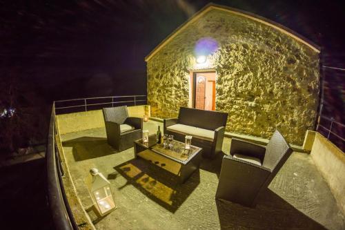 a room with a couch and chairs and a table at Lithari in Kámboi