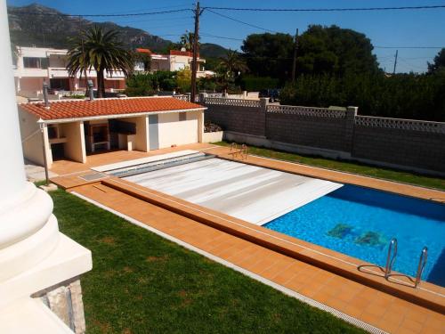 - une piscine dans l'arrière-cour d'une maison dans l'établissement Sant Carles de la Rapita, à Sant Carles de la Ràpita