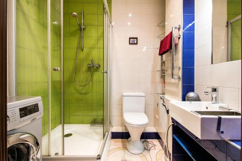 聖彼得堡的住宿－Apartment 4You Piter ThreE，带淋浴、卫生间和盥洗盆的浴室