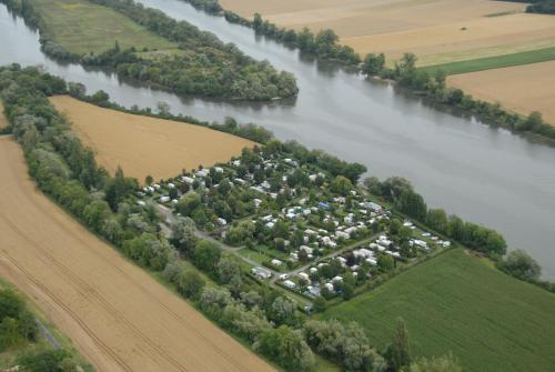 an aerial view of a farm next to a river at Camping Loisirs Des Groux in Mousseaux-sur-Seine