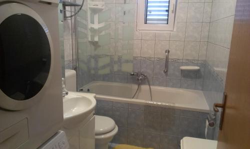 Un baño con inodoro, bañera y lavabo. en Apartment Viki, en Makarska