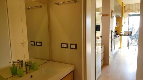 uma casa de banho com um lavatório e um espelho em House Il Nido by Holiday World em Gênova