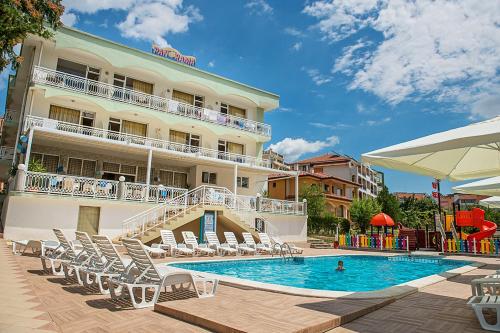 un hotel con piscina, sillas y un edificio en Hotel Panorama en Sveti Vlas