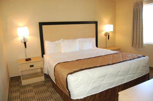 Ένα ή περισσότερα κρεβάτια σε δωμάτιο στο Extended Stay America Select Suites - Greensboro - Wendover Ave - Big Tree Way