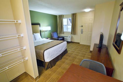 Ένα ή περισσότερα κρεβάτια σε δωμάτιο στο Extended Stay America Select Suites - Greensboro - Wendover Ave - Big Tree Way
