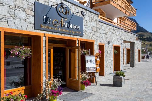 un bâtiment avec une enseigne sur la façade dans l'établissement CGH Résidence Boutique Le Napoléon, à Montgenèvre