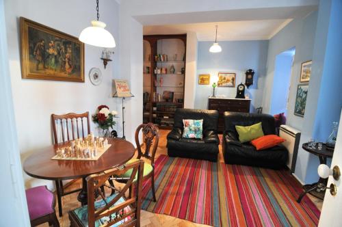 a living room with a table and a couch at Casa do Jardim in Silves