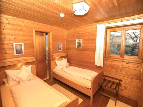 トラウンシュタインにあるChiemsee-Ferienwohnungenの木造キャビン内のベッドルーム1室(ベッド2台付)
