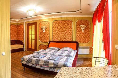 1 dormitorio con 1 cama en una habitación en Apartment on Ushakova Street 51 en Jersón