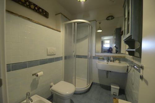 a bathroom with a shower and a toilet and a sink at Agriturismo Serignano alle Rocchette in Castiglione della Pescaia