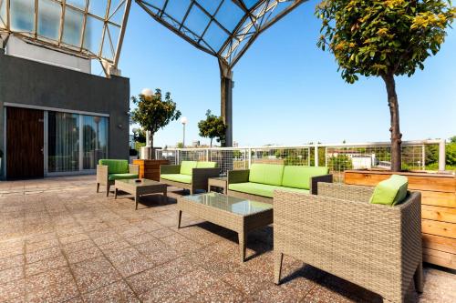 un patio con sofás y sillas en un edificio en Adresa Suites, en Belgrado