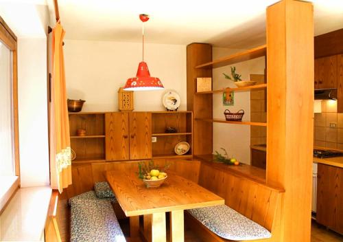 マッツィンにあるChalet Udai - Charme Homesのキッチン(木製テーブル付)、ダイニングルーム