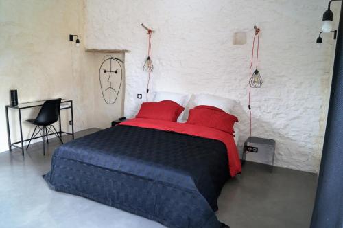 Fauconにあるle mas de colongeneのベッドルーム1室(赤い枕のベッド1台付)