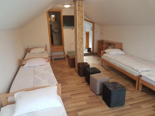 Habitación con 4 camas en una habitación en Apartments Pyramid of the Sun, en Visoko