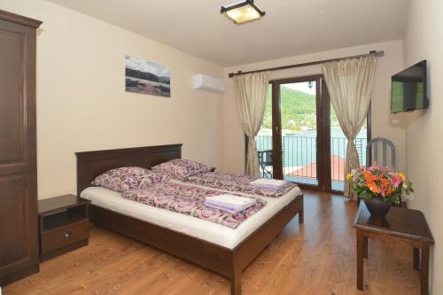 Un pat sau paturi într-o cameră la Vila Golful Dunării