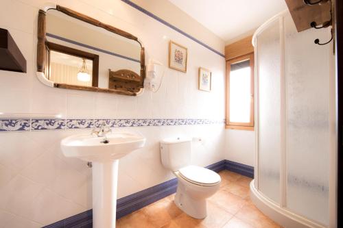 een badkamer met een toilet en een wastafel bij Quintanares in Ríoseco de Soria
