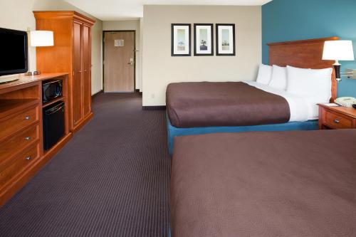 Postel nebo postele na pokoji v ubytování AmericInn by Wyndham Chanhassen