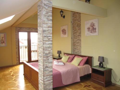 Llit o llits en una habitació de Triplex jacuzzi apartment