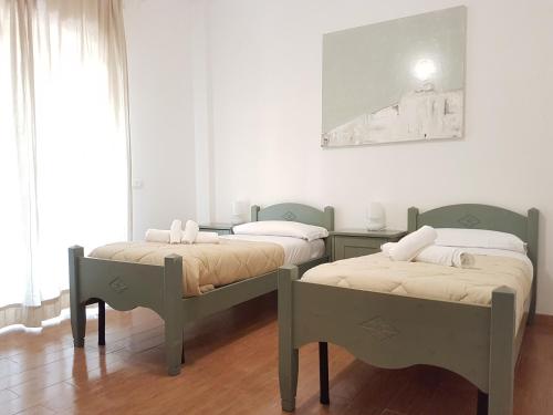 2 camas individuales en una habitación con aermottermott en Casa Santiago, en Agrigento
