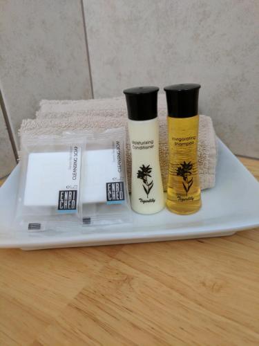 two bottles of hair products sitting on a tray at Lake Bolac Motel in Lake Bolac