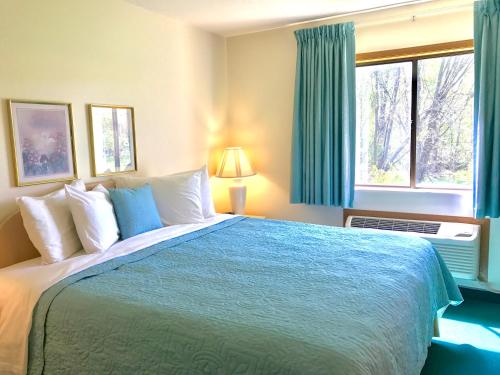 um quarto com uma cama grande e uma janela em Americas Best Value Inn & Suites - Bluffton em Bluffton
