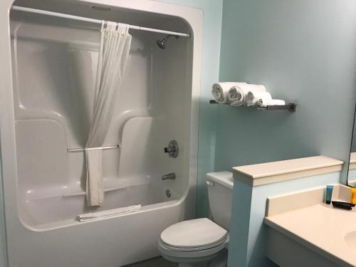 uma casa de banho com um chuveiro, um WC e um lavatório. em Americas Best Value Inn & Suites - Bluffton em Bluffton