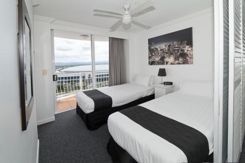 Llit o llits en una habitació de Broadbeach Holiday Apartments