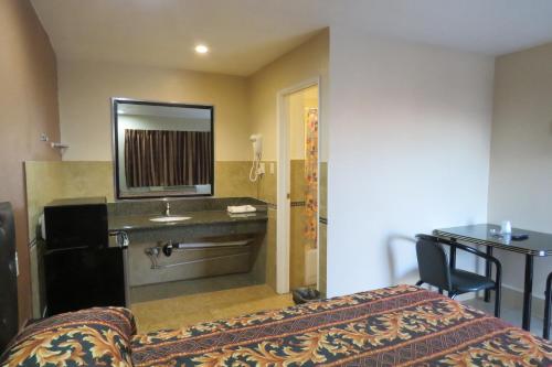 een hotelkamer met een bed en een wastafel bij Florentina Motel - Los Angeles in Los Angeles