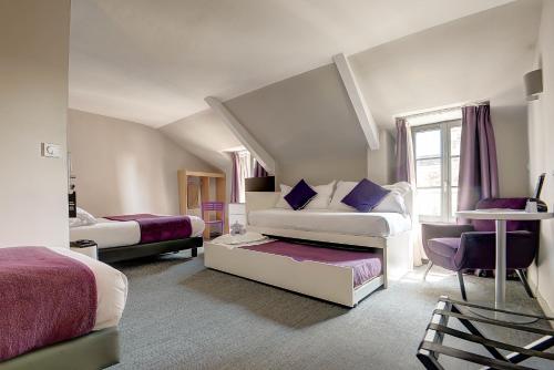 Ένα ή περισσότερα κρεβάτια σε δωμάτιο στο Hôtel du Château Dinan - Originals Boutique