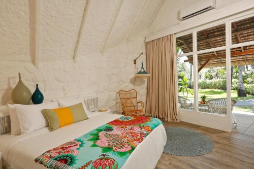 Un pat sau paturi într-o cameră la La Pirogue Mauritius