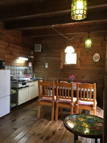白馬的住宿－白馬村格拉姆山林小屋，厨房铺有木地板,配有桌椅。