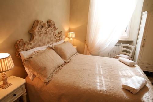 ルッカにあるLuxury Apartment Residence la Fontanaのベッドルーム1室(大型ベッド1台、ヘッドボード付)
