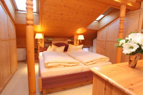a bedroom with a bed in a wooden cabin at Sonnhof's Ferienresidenz in Reit im Winkl
