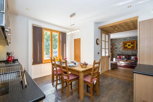une cuisine et une salle à manger avec une table et des chaises dans l'établissement Lodge aux Praz, à Chamonix-Mont-Blanc