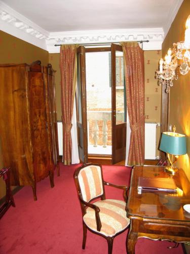 ein Wohnzimmer mit Schreibtisch und Fenster in der Unterkunft Cà Bollani in Venedig