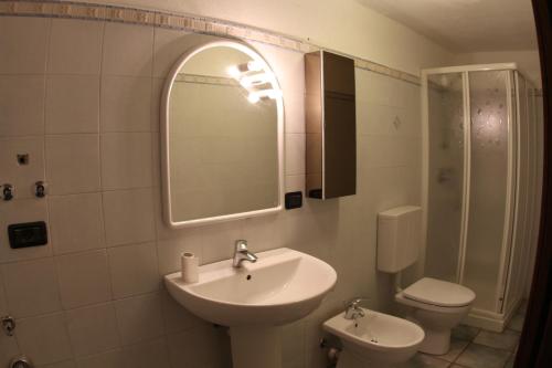 IssogneにあるLa Petite Cousseのバスルーム(洗面台、トイレ、鏡付)