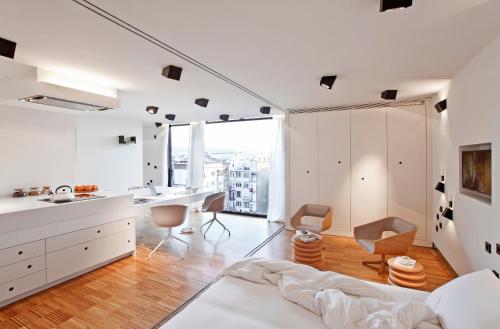 バルセロナにあるDestinationBCN Urgell Apartmentのベッドルーム1室(ベッド1台、デスク付)、キッチン