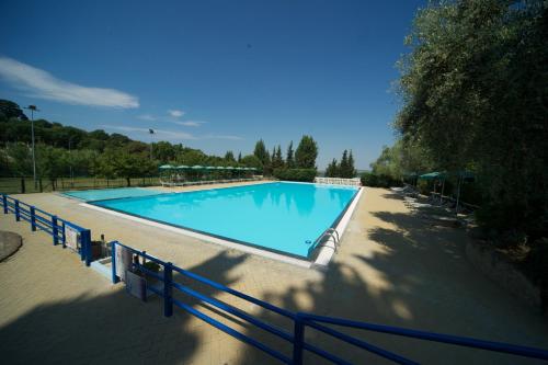 una gran piscina con una valla alrededor en Villaggio Turistico Camping Il Fontino, en Scarlino