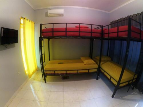 Katil atau katil-katil dalam bilik di Mess Inn Semarang
