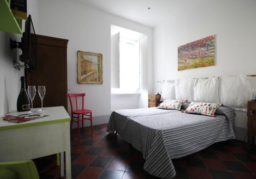 ローマにあるL'architettoのベッドルーム1室(ベッド1台、テーブル、窓付)
