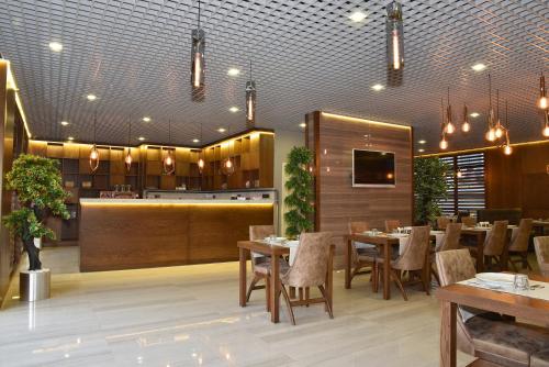 un ristorante con tavoli e sedie e un bar di The Elegant Hotel a Istanbul