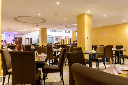 ein Esszimmer mit Tischen und Stühlen in der Unterkunft Gelian Hotel in Machakos