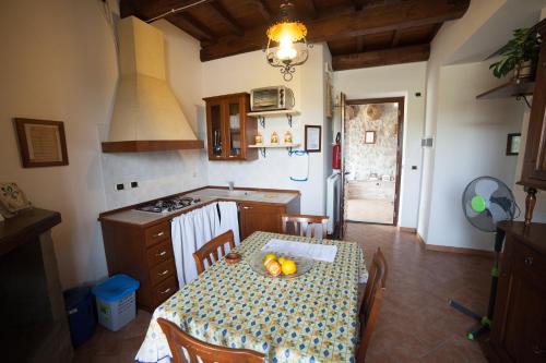 Η κουζίνα ή μικρή κουζίνα στο Agriturismo Casone
