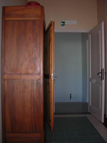 a wooden door in a room with a hallway at De Vita Beata Agriturismo in Veroli