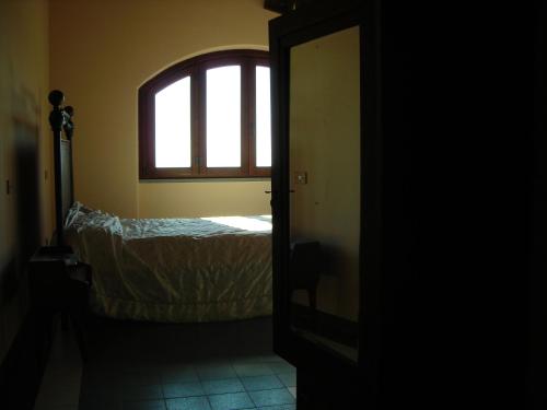 a bedroom with a bed and a window at De Vita Beata Agriturismo in Veroli