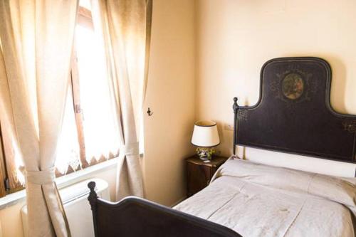 a bedroom with a bed and a window at De Vita Beata Agriturismo in Veroli